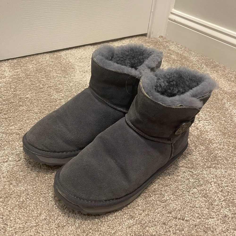 Womens size 7 grey ankle ugg boots like new!